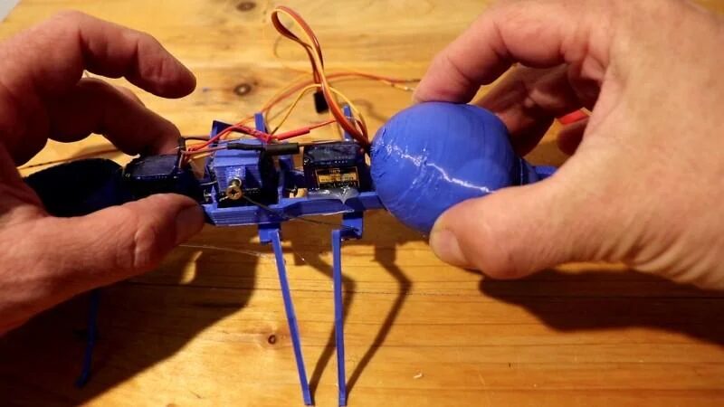 Building a Minimalist Mechanical Ant with ESP32 and Three Servos