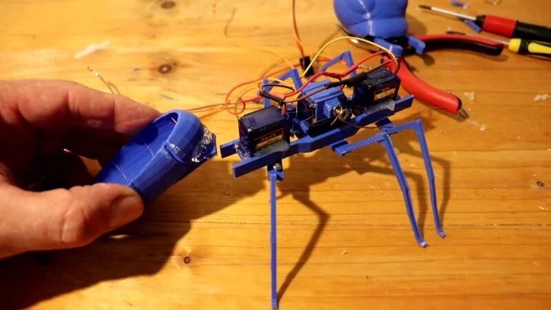 Building a Minimalist Mechanical Ant with ESP32 and Three Servos