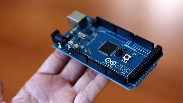 Understanding Arduino: Differences from Microcontrollers and Beginner's Guide