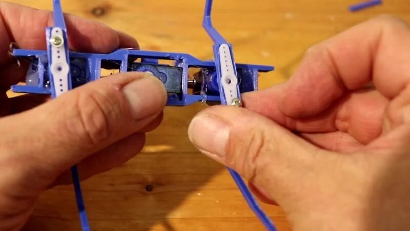 Building a Minimalist Mechanical Ant with ESP32 and Three Servos