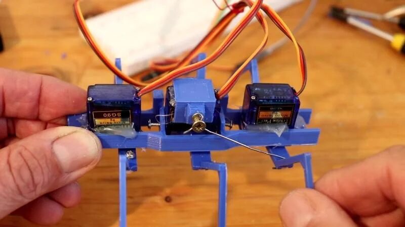 Building a Minimalist Mechanical Ant with ESP32 and Three Servos