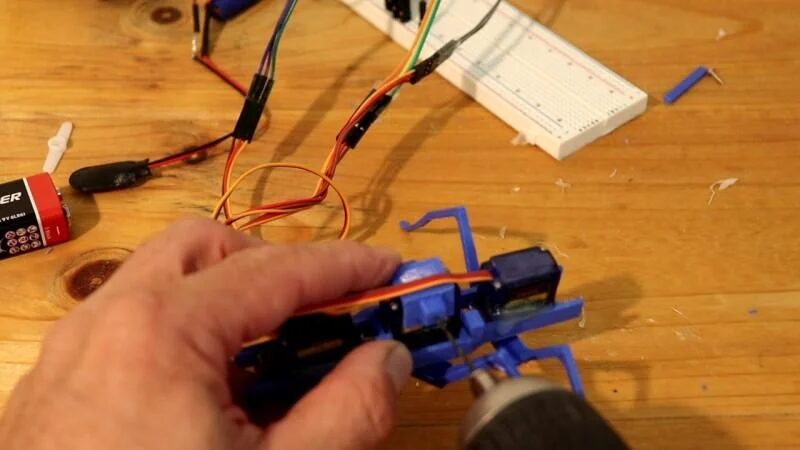 Building a Minimalist Mechanical Ant with ESP32 and Three Servos